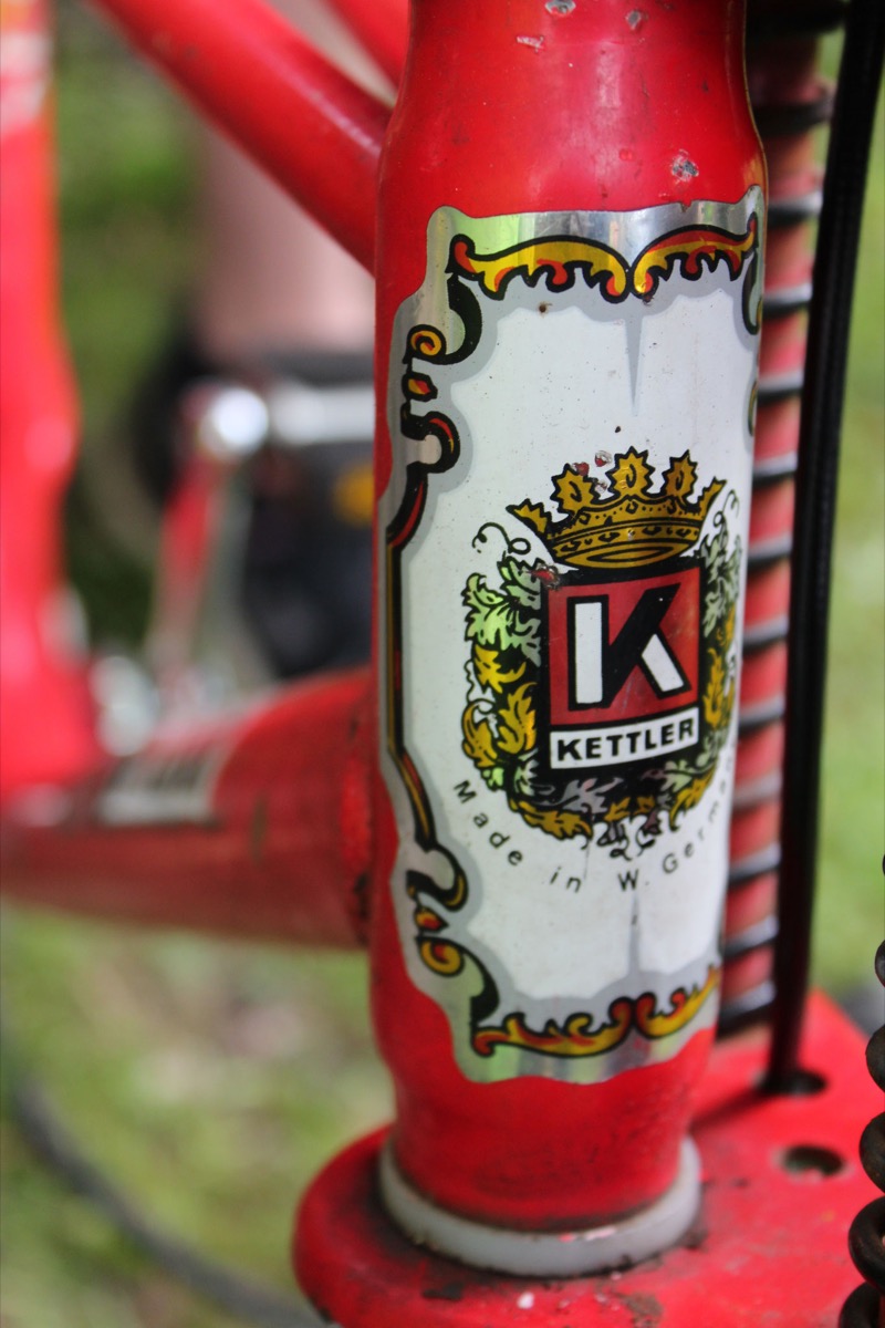 Kettler-Emblem am roten Rahmen