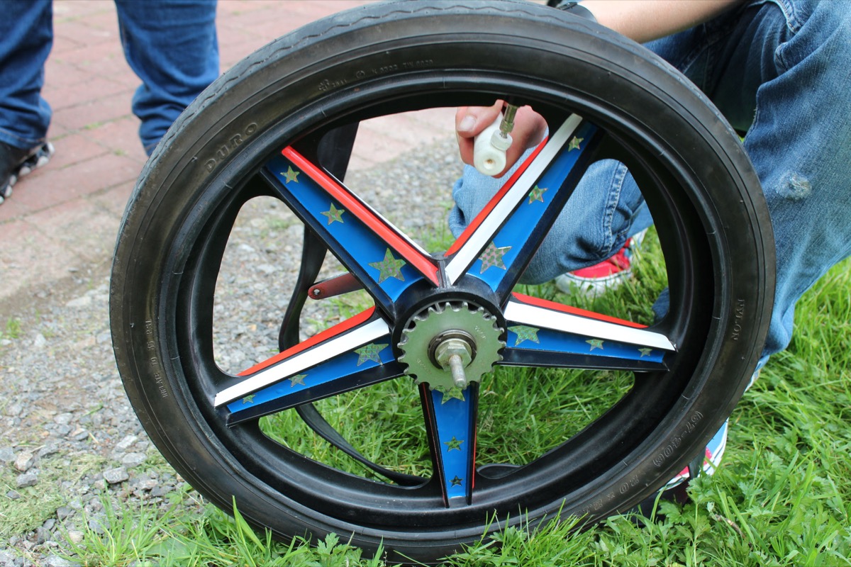 Buntes Laufrad bei der Reparatur